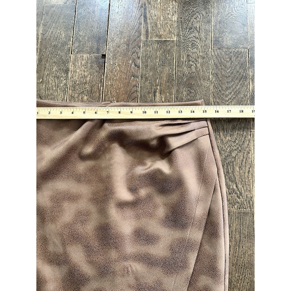 T Tahari Women's Ruched Faux Suede Skirt - Hazelwood -‎ Size 8 Brown - Picture 4 of 7